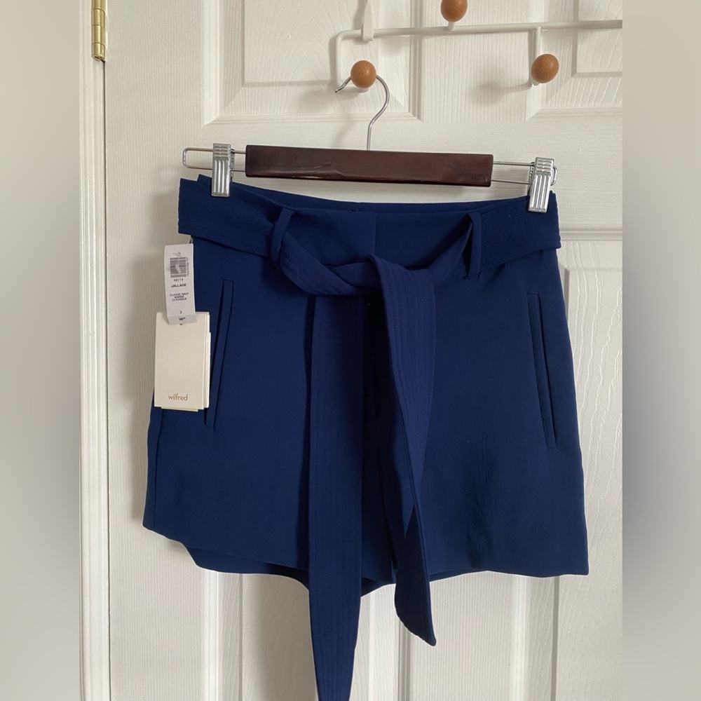 NWT Wilfred Aritzia Navy Marine Blue Jallade Crepe Belted Shorts. Size 2